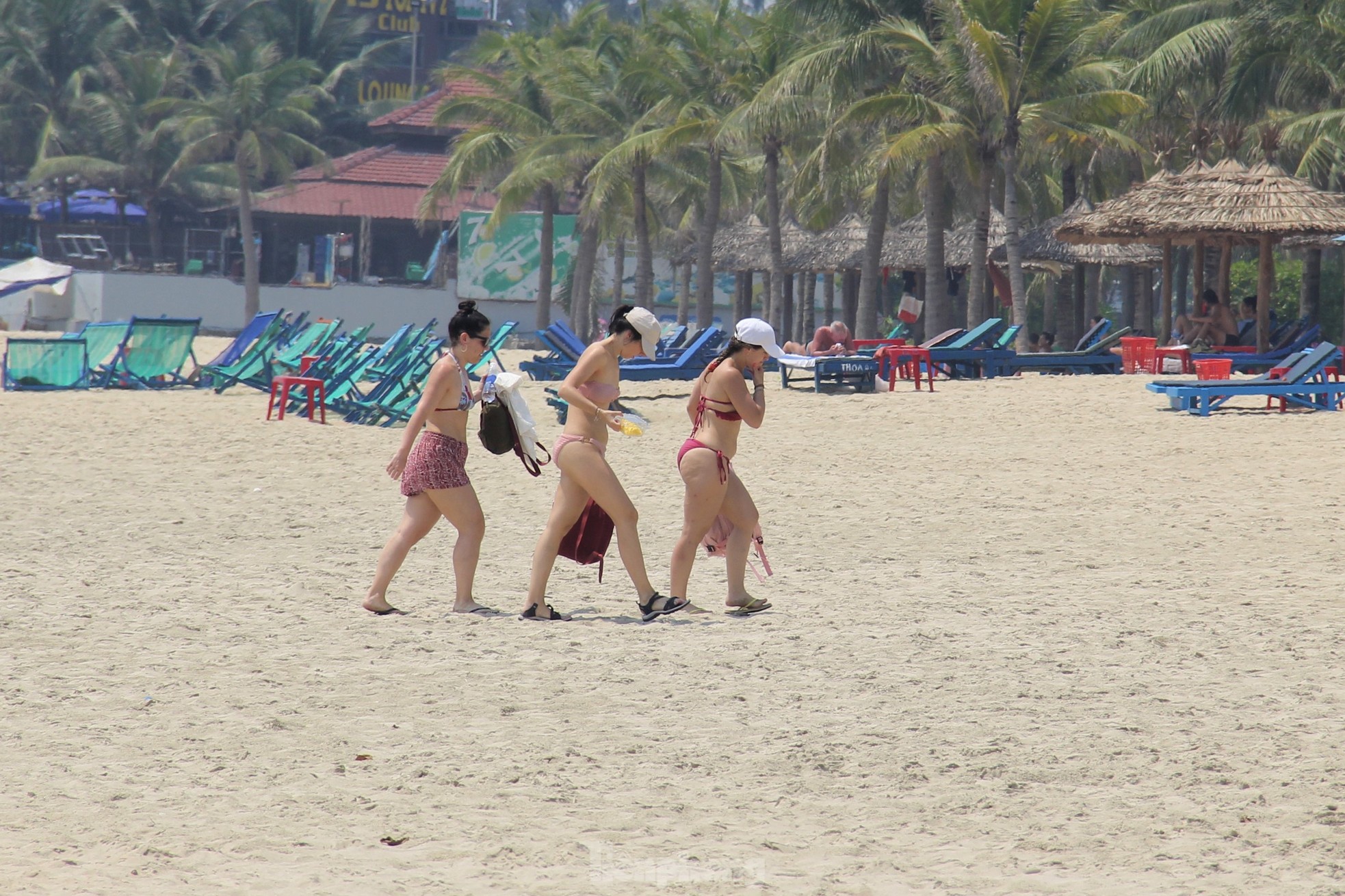 Trời Đà Nẵng nắng như đổ lửa, khách nước ngoài thích thú tắm biển, phơi nắng giữa trưa - Ảnh 13.
