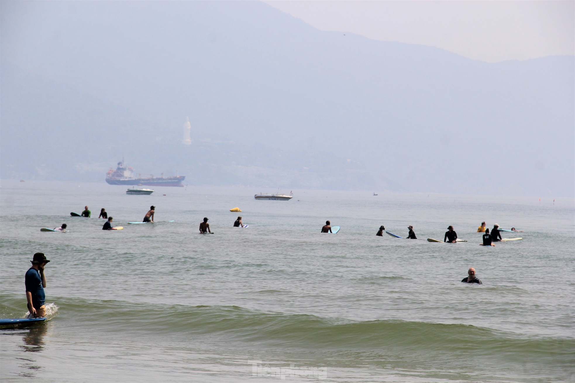 Trời Đà Nẵng nắng như đổ lửa, khách nước ngoài thích thú tắm biển, phơi nắng giữa trưa - Ảnh 7.
