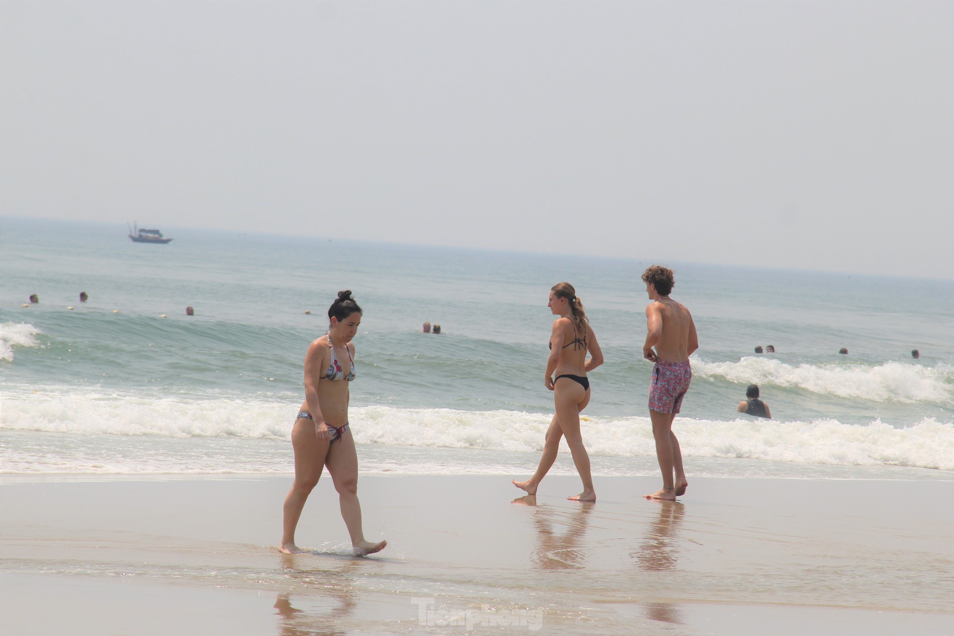 Trời Đà Nẵng nắng như đổ lửa, khách nước ngoài thích thú tắm biển, phơi nắng giữa trưa - Ảnh 8.