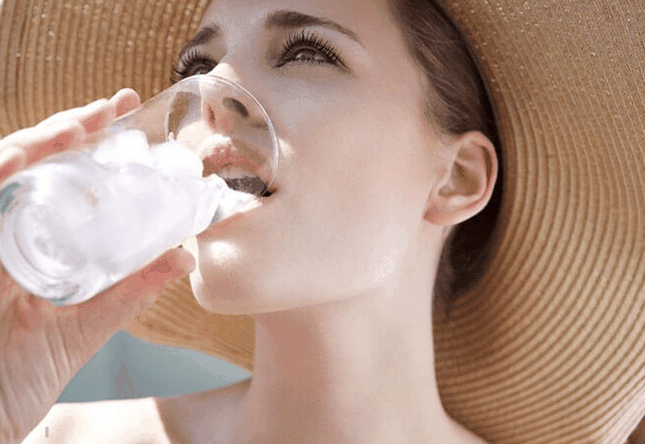 Uống nước đá giải nhiệt mùa nóng coi chừng rước đủ bệnh vào thân - Ảnh 2.