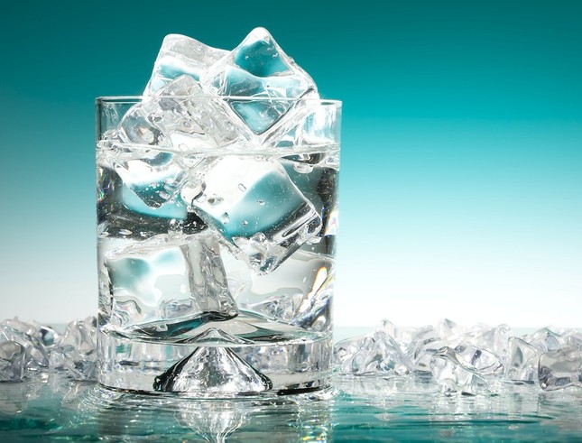 Uống nước đá giải nhiệt mùa nóng coi chừng rước đủ bệnh vào thân - Ảnh 1.