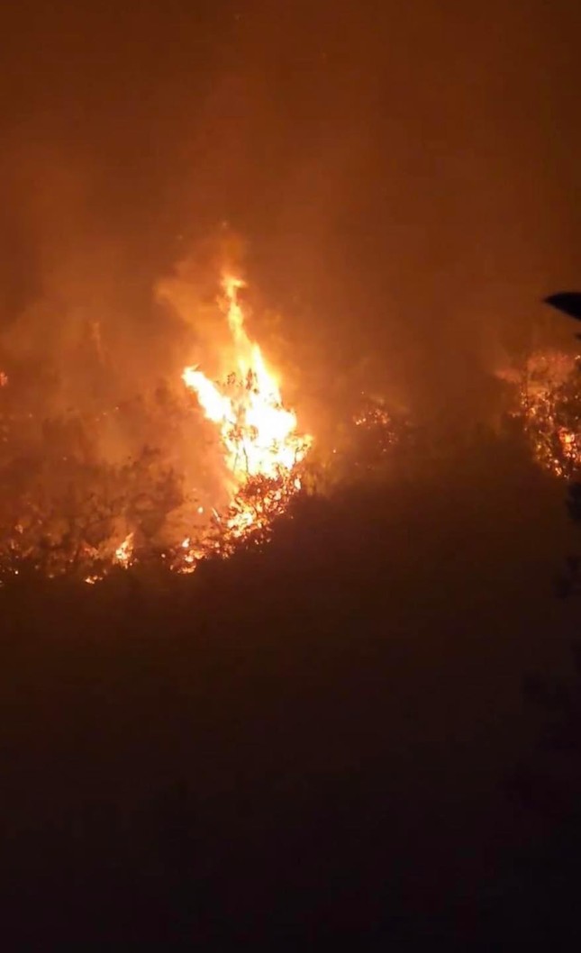 Hà Giang huy động hơn 700 người chữa cháy rừng trên đỉnh Tây Côn Lĩnh - Ảnh 2.