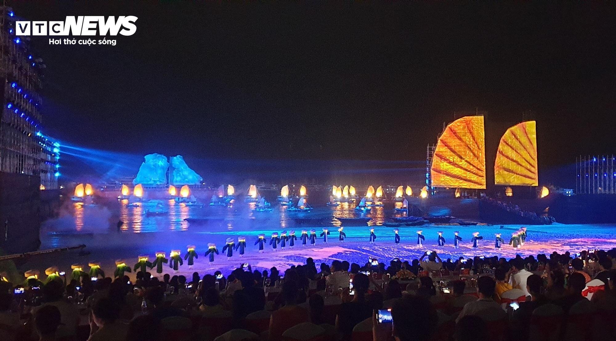 Mãn nhãn hình ảnh 2.300 máy bay không người lái thắp sáng Carnaval Hạ Long 2024 - Ảnh 1. Mãn nhãn hình ảnh 2.300 máy bay không người lái thắp sáng Carnaval Hạ Long 2024 - Ảnh 1.