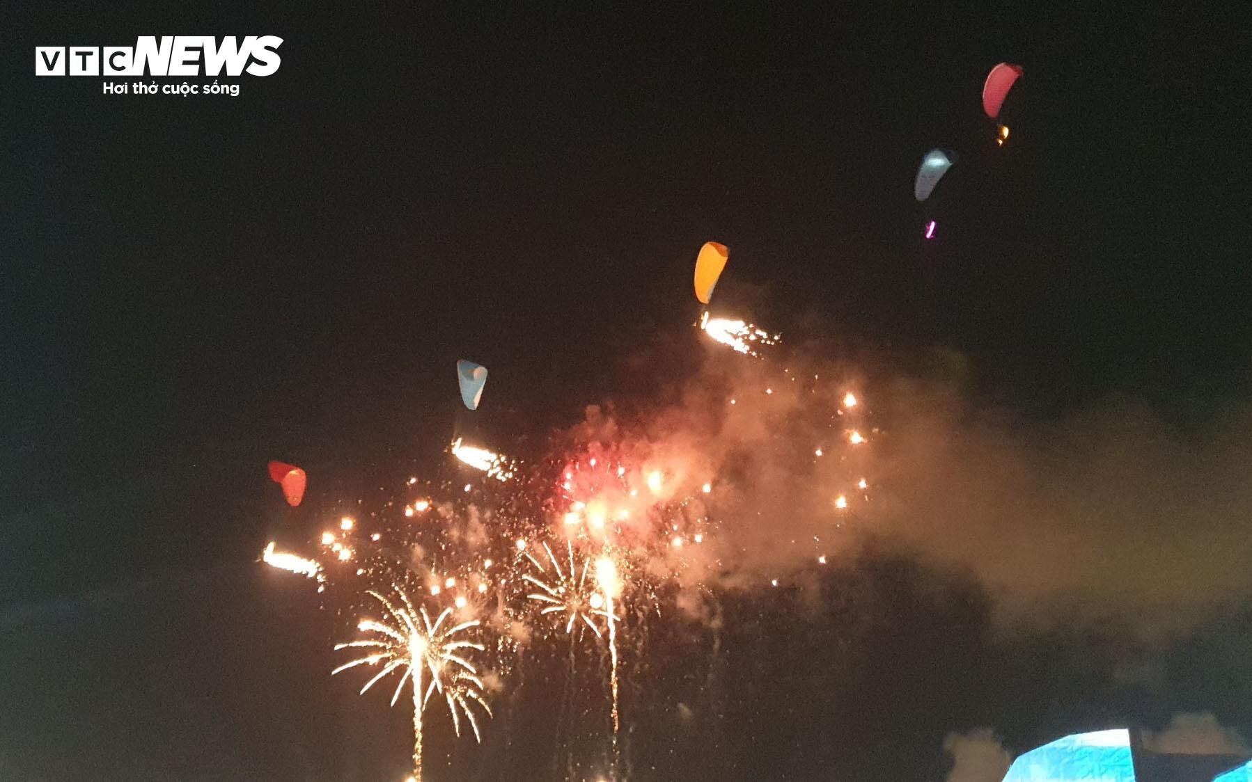 Mãn nhãn hình ảnh 2.300 máy bay không người lái thắp sáng Carnaval Hạ Long 2024 - Ảnh 14. Mãn nhãn hình ảnh 2.300 máy bay không người lái thắp sáng Carnaval Hạ Long 2024 - Ảnh 14.