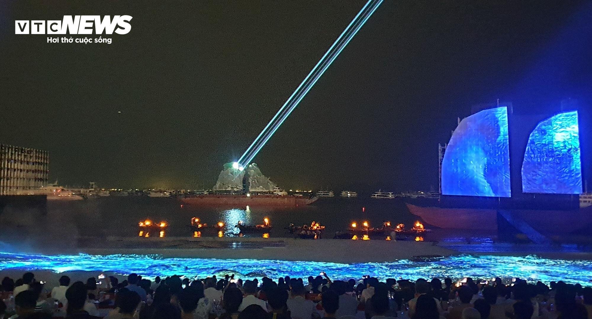 Mãn nhãn hình ảnh 2.300 máy bay không người lái thắp sáng Carnaval Hạ Long 2024 - Ảnh 2. Mãn nhãn hình ảnh 2.300 máy bay không người lái thắp sáng Carnaval Hạ Long 2024 - Ảnh 2.