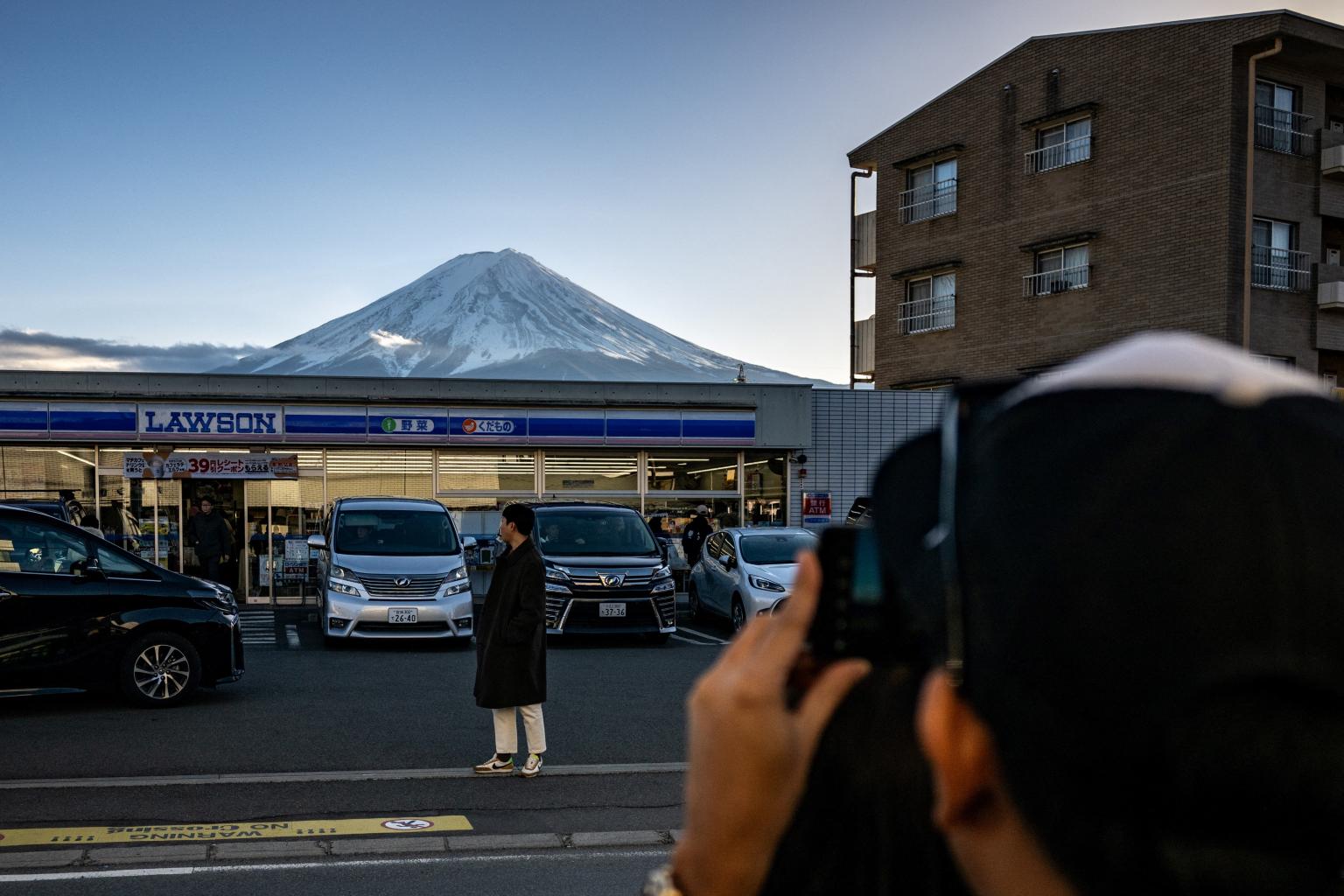 Thị trấn Nhật quyết dựng rào &quot;chặn view&quot; ngắm núi Phú Sĩ vì không chịu nổi làn sóng du khách đổ đến check-in- Ảnh 1.