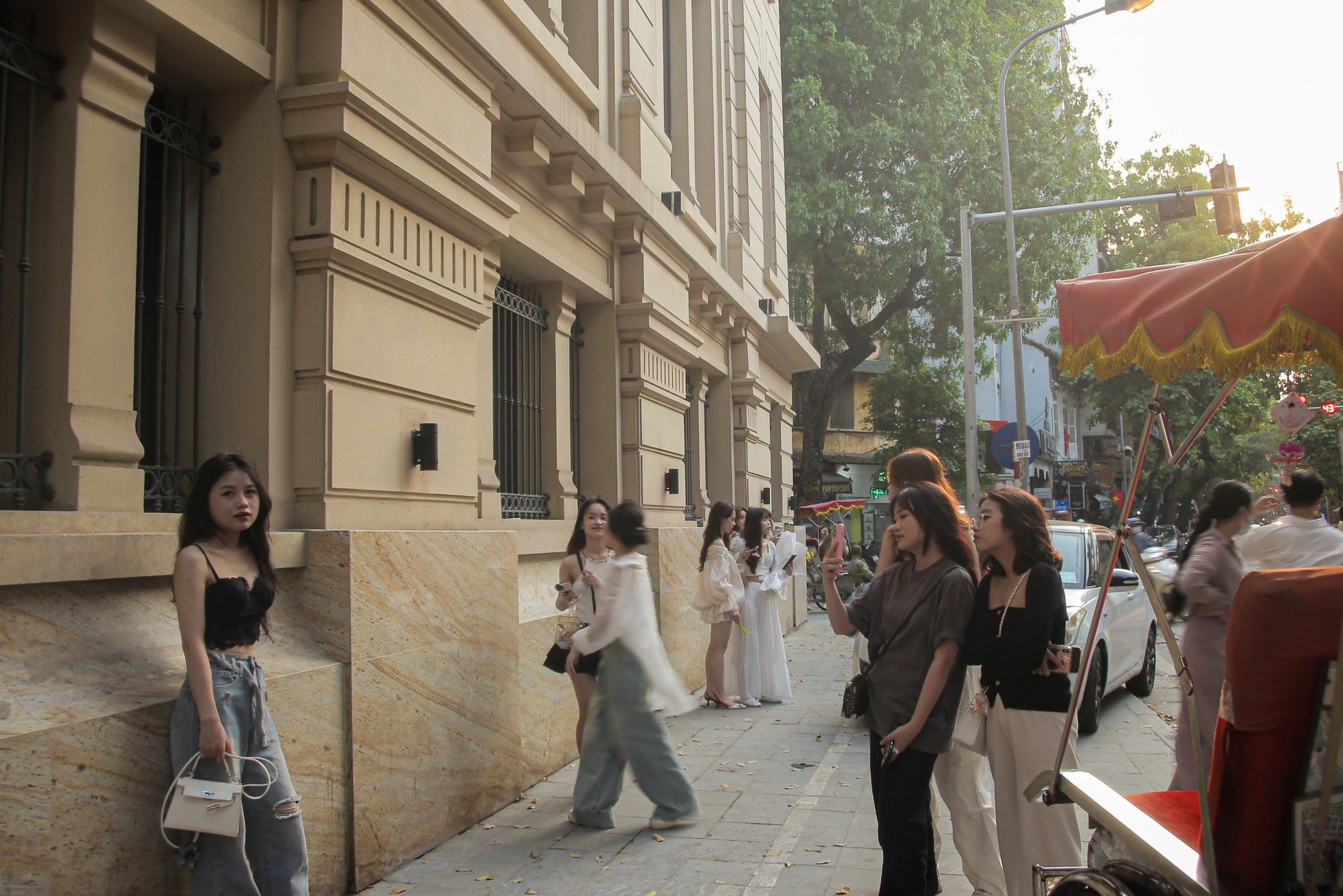 Giới trẻ xếp hàng dài check in bức tường đậm chất Thượng Hải trên phố Lò Sũ - Ảnh 8.