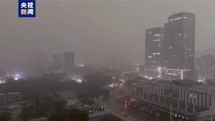 Lốc xoáy mạnh khiến 5 người chết và 33 người bị thương ở Quảng Châu (Trung Quốc) - Ảnh 1.