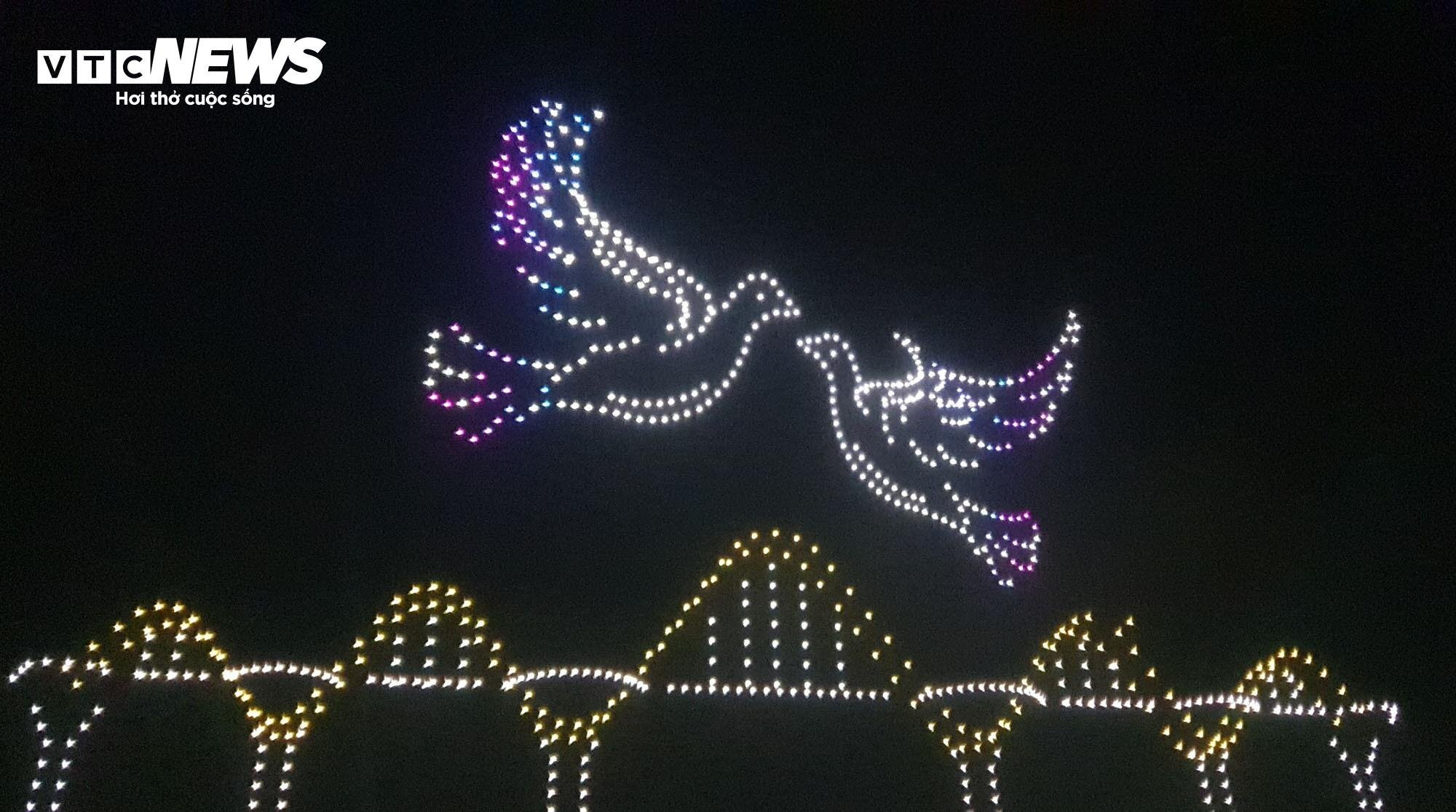Mãn nhãn hình ảnh 2.300 máy bay không người lái thắp sáng Carnaval Hạ Long 2024 - Ảnh 9. Mãn nhãn hình ảnh 2.300 máy bay không người lái thắp sáng Carnaval Hạ Long 2024 - Ảnh 9.