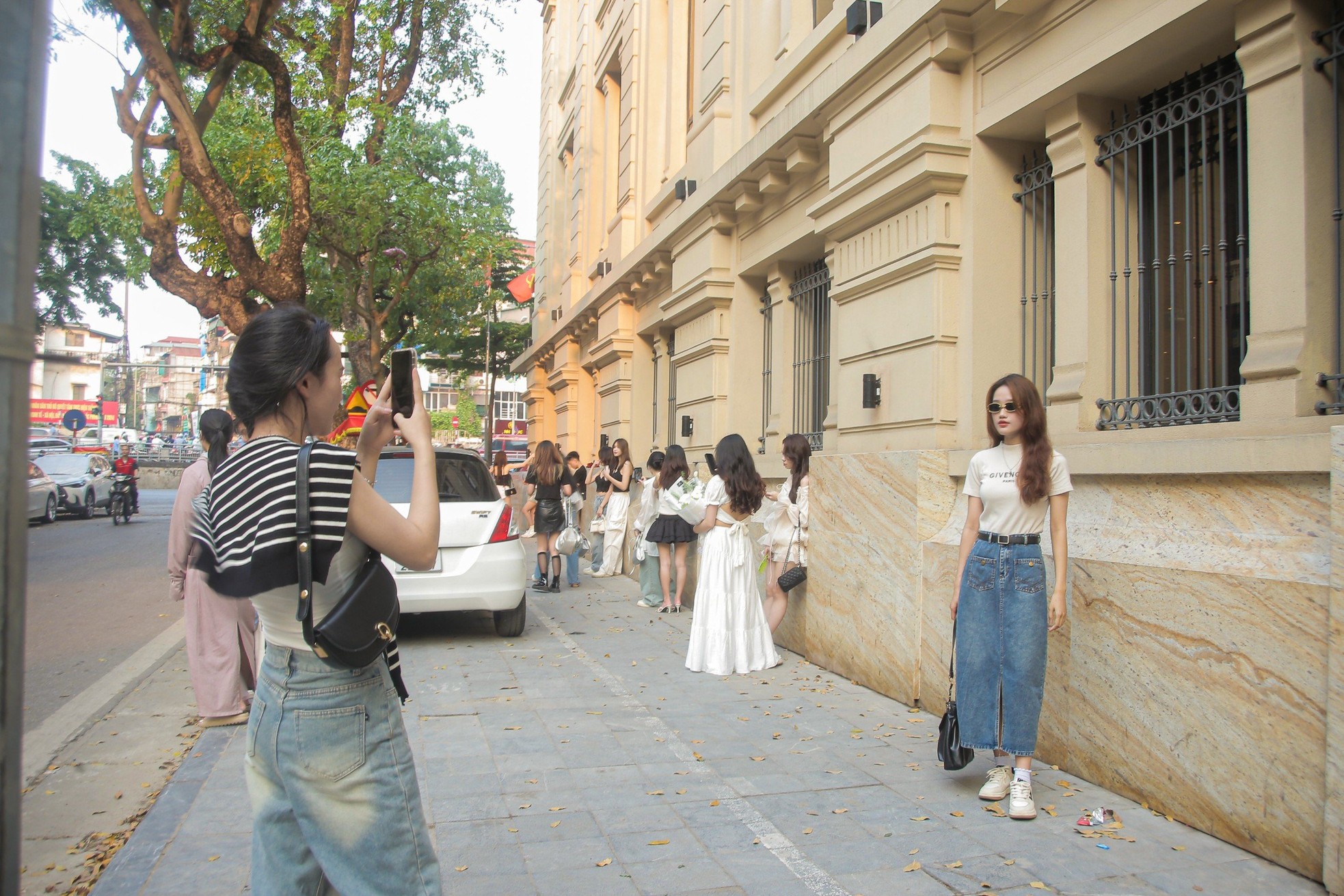 Giới trẻ xếp hàng dài check in bức tường đậm chất Thượng Hải trên phố Lò Sũ - Ảnh 11.