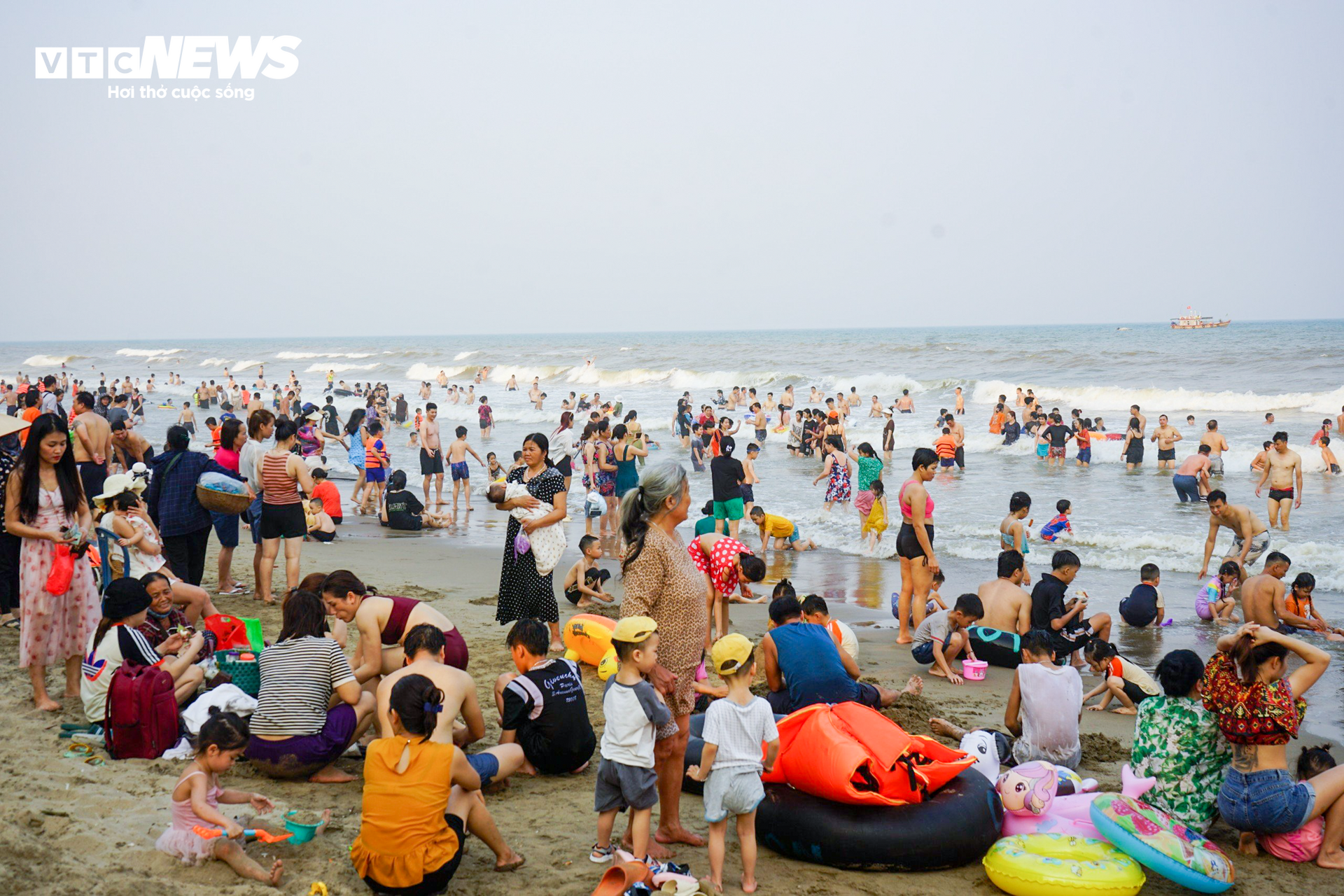 Vạn người đổ về bãi biển Sầm Sơn trong ngày nắng nóng đỉnh điểm - Ảnh 8.