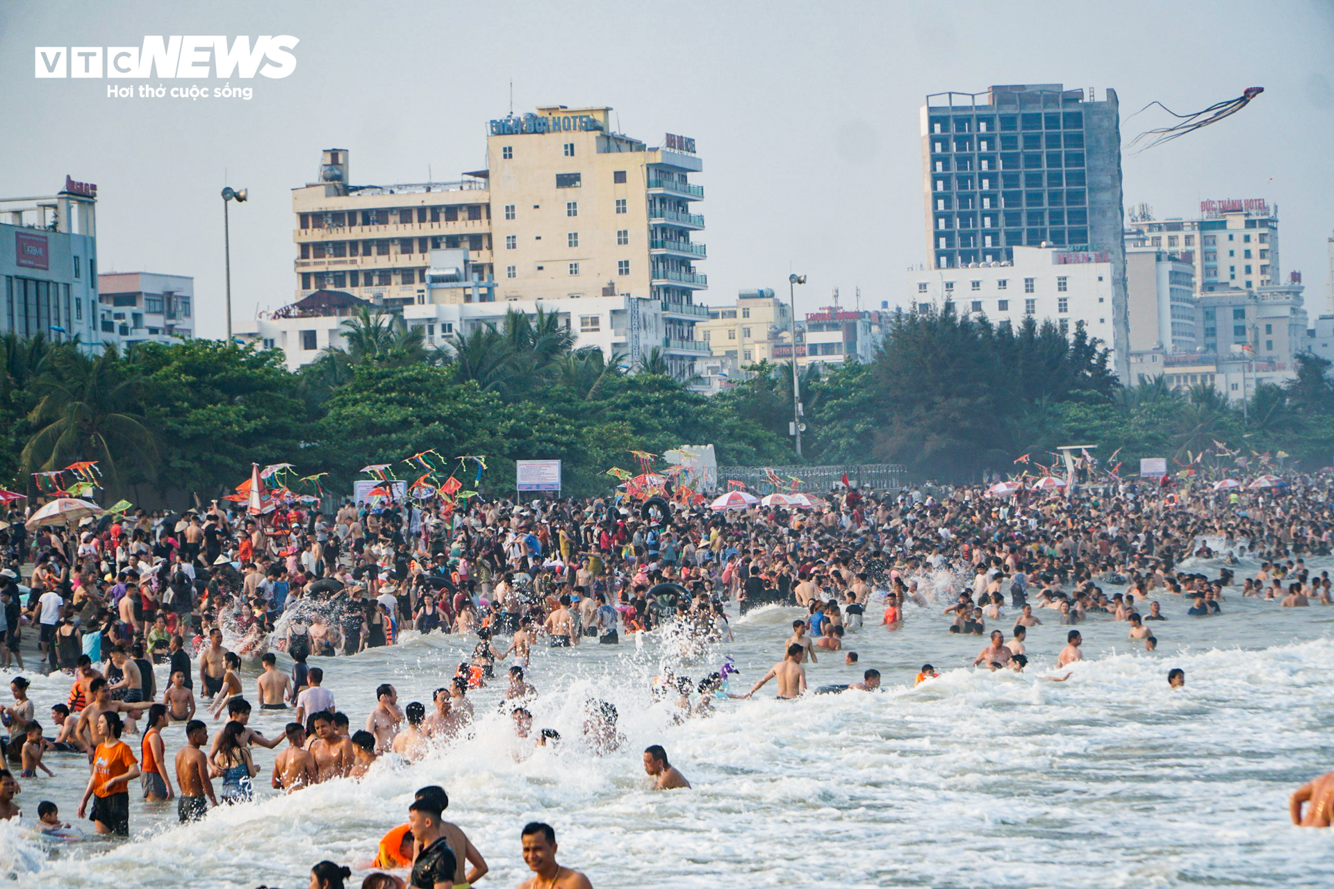 Vạn người đổ về bãi biển Sầm Sơn trong ngày nắng nóng đỉnh điểm - Ảnh 12.