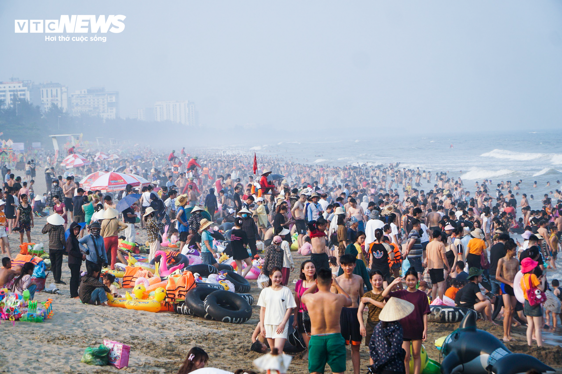 Vạn người đổ về bãi biển Sầm Sơn trong ngày nắng nóng đỉnh điểm - Ảnh 6.