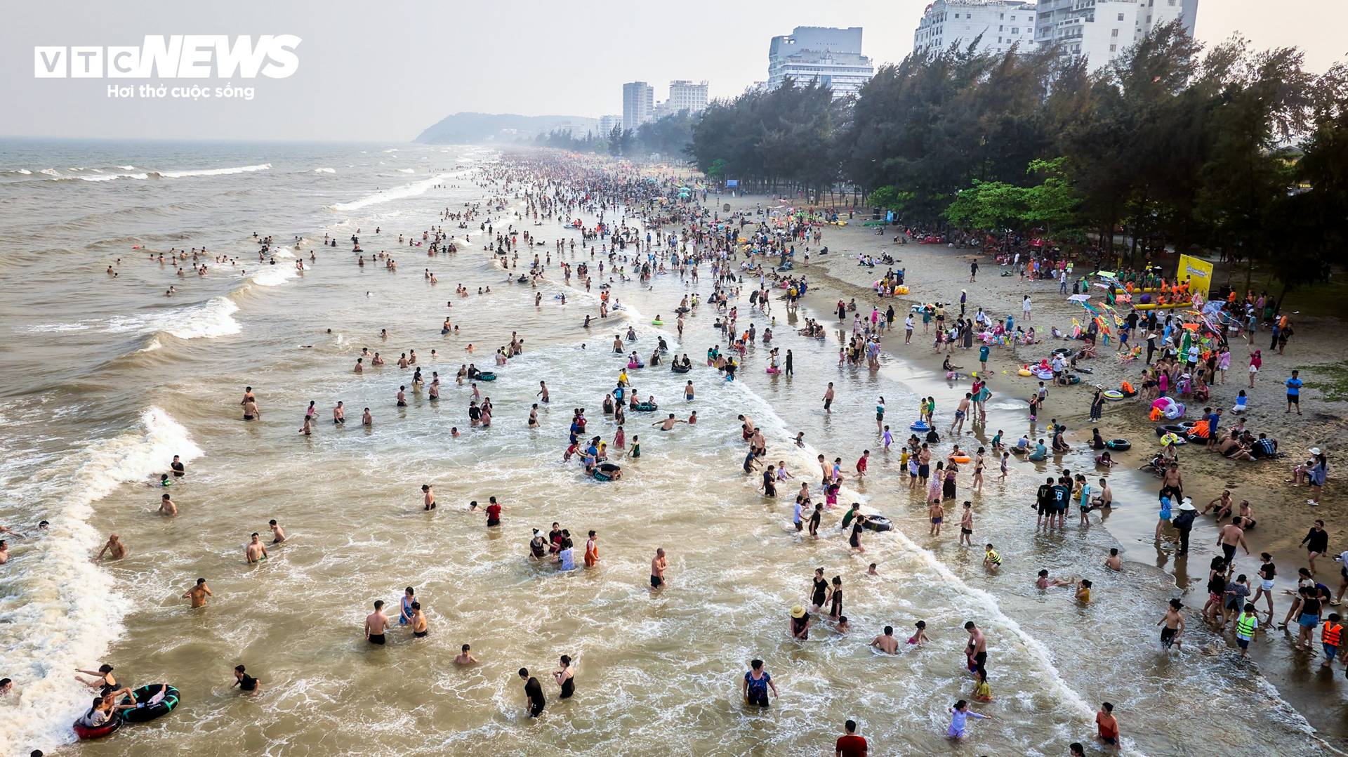 Vạn người đổ về bãi biển Sầm Sơn trong ngày nắng nóng đỉnh điểm - Ảnh 11.