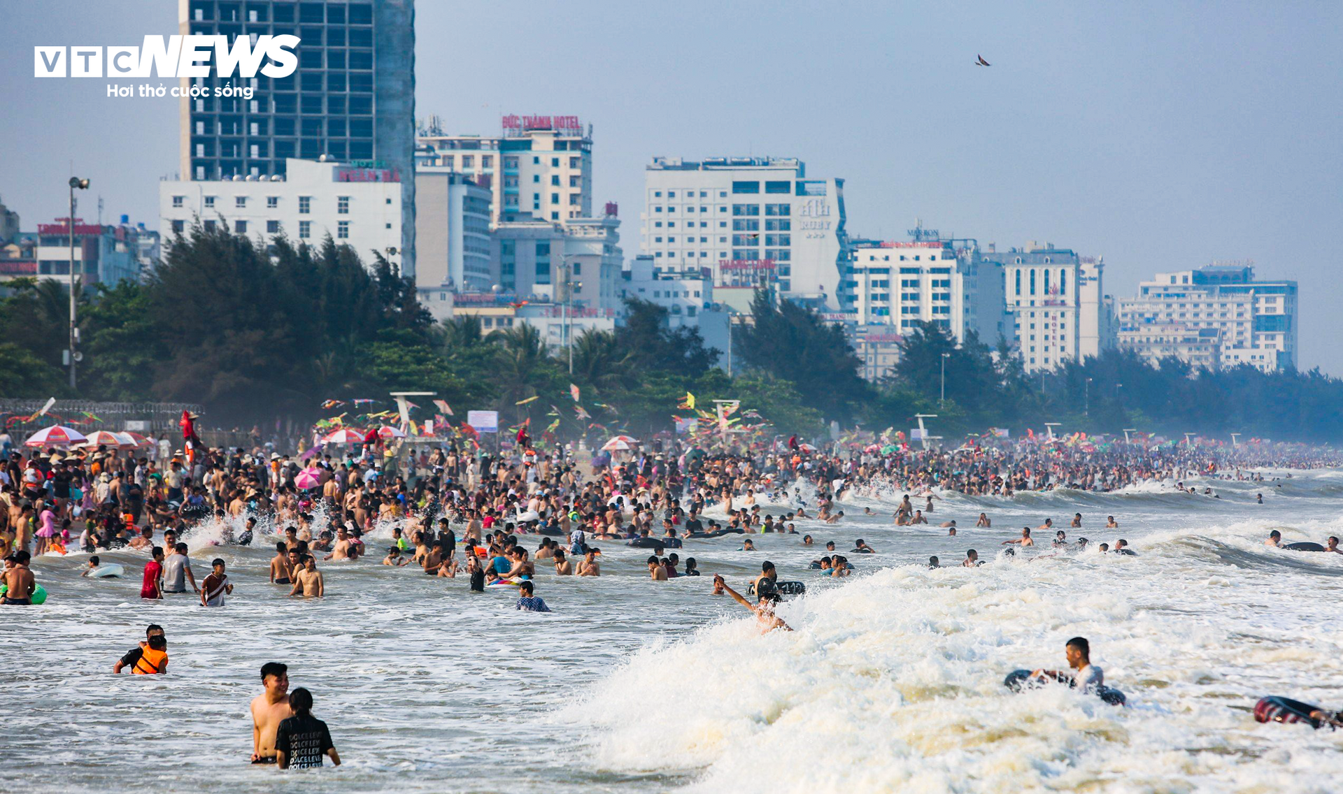 Vạn người đổ về bãi biển Sầm Sơn trong ngày nắng nóng đỉnh điểm - Ảnh 2.
