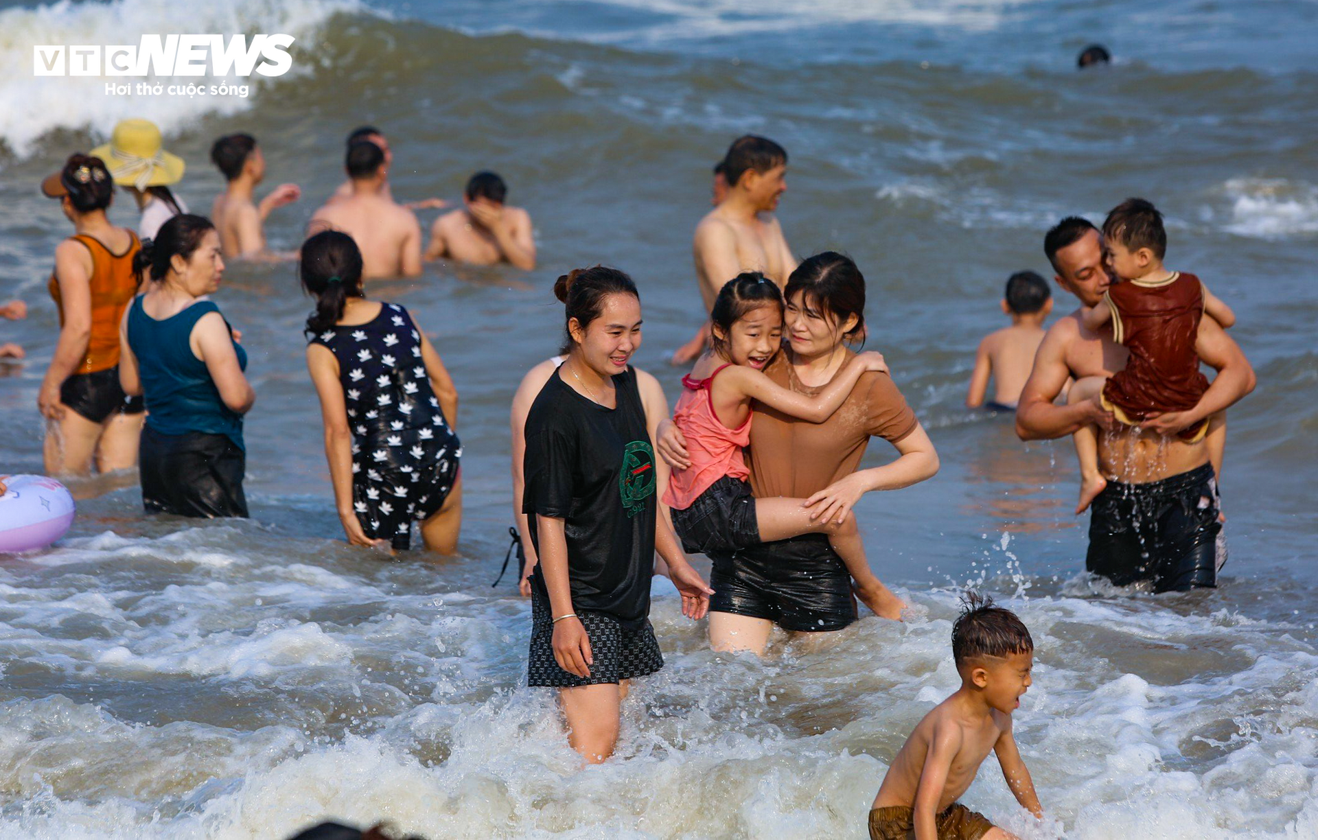 Vạn người đổ về bãi biển Sầm Sơn trong ngày nắng nóng đỉnh điểm - Ảnh 5.