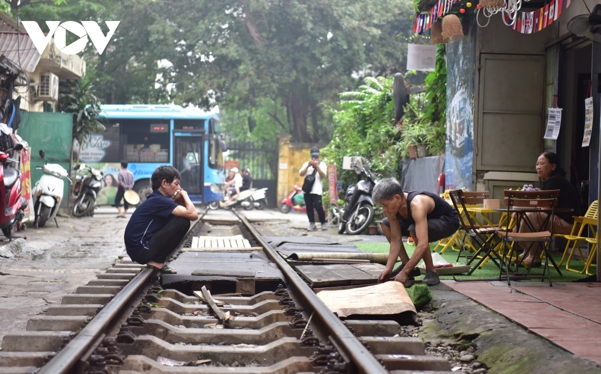 Phố cà phê đường tàu Khâm Thiên &quot;sống lại&quot; và hoạt động sôi nổi hơn xưa - Ảnh 15.