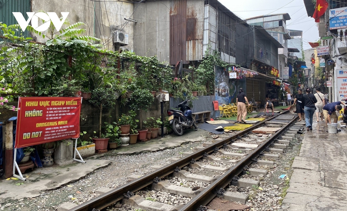 Phố cà phê đường tàu Khâm Thiên &quot;sống lại&quot; và hoạt động sôi nổi hơn xưa - Ảnh 7.