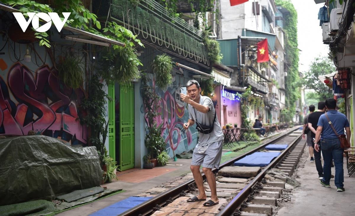 Phố cà phê đường tàu Khâm Thiên &quot;sống lại&quot; và hoạt động sôi nổi hơn xưa - Ảnh 10.