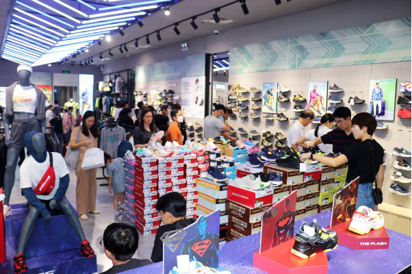  Đến Crescent Mall săn sale hàng hiệu nửa giá - Ảnh 2.