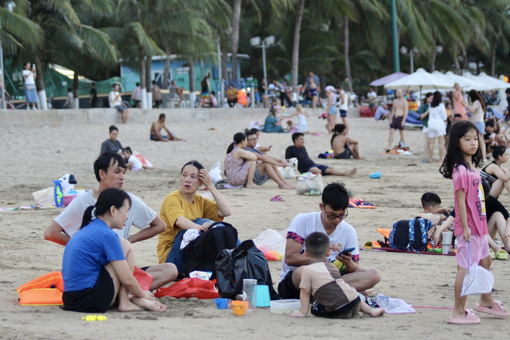 Du khách đổ ra biển Nha Trang trải nghiệm cảnh tượng chỉ có trên tivi - Ảnh 13.