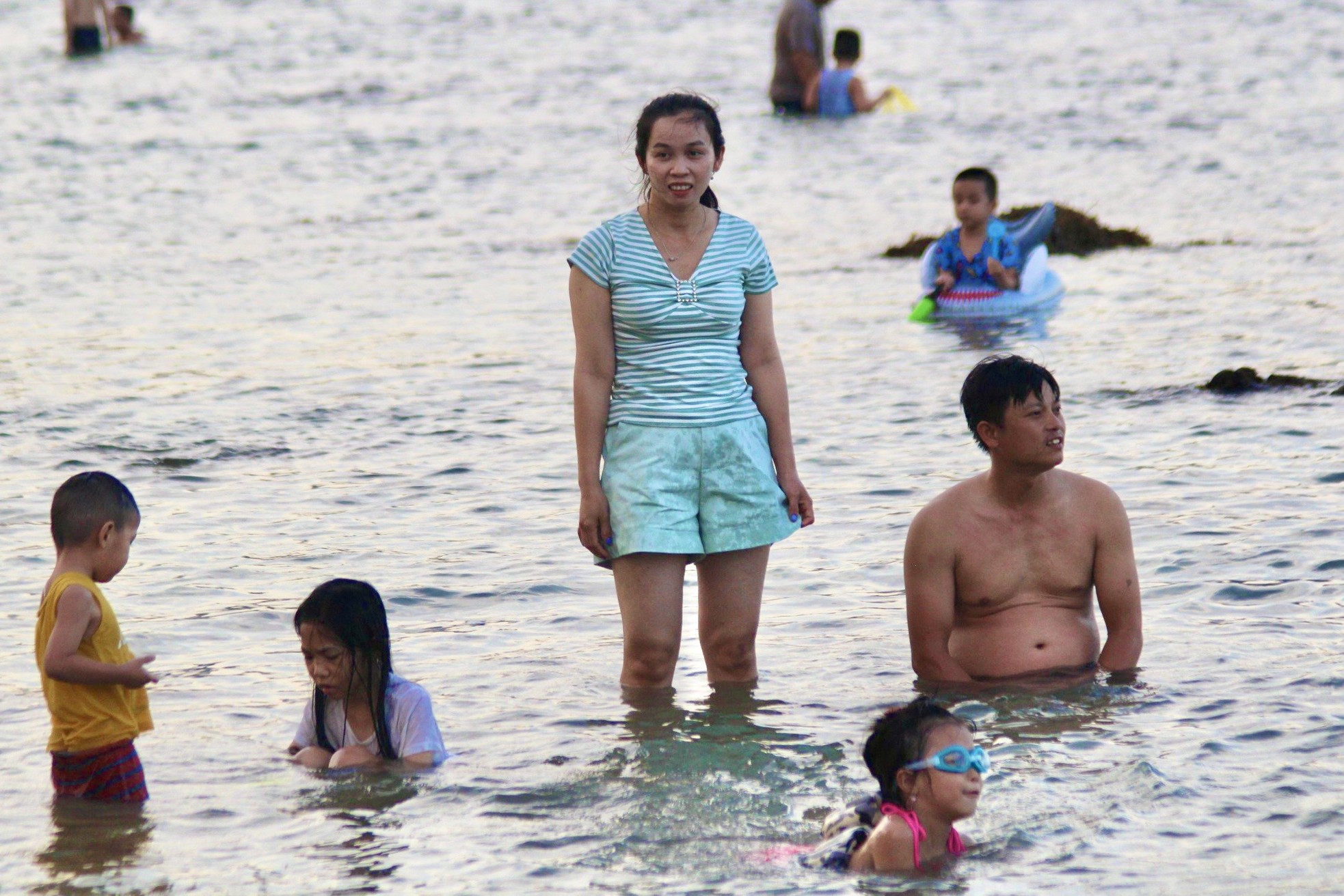 Du khách đổ ra biển Nha Trang trải nghiệm cảnh tượng chỉ có trên tivi - Ảnh 12.