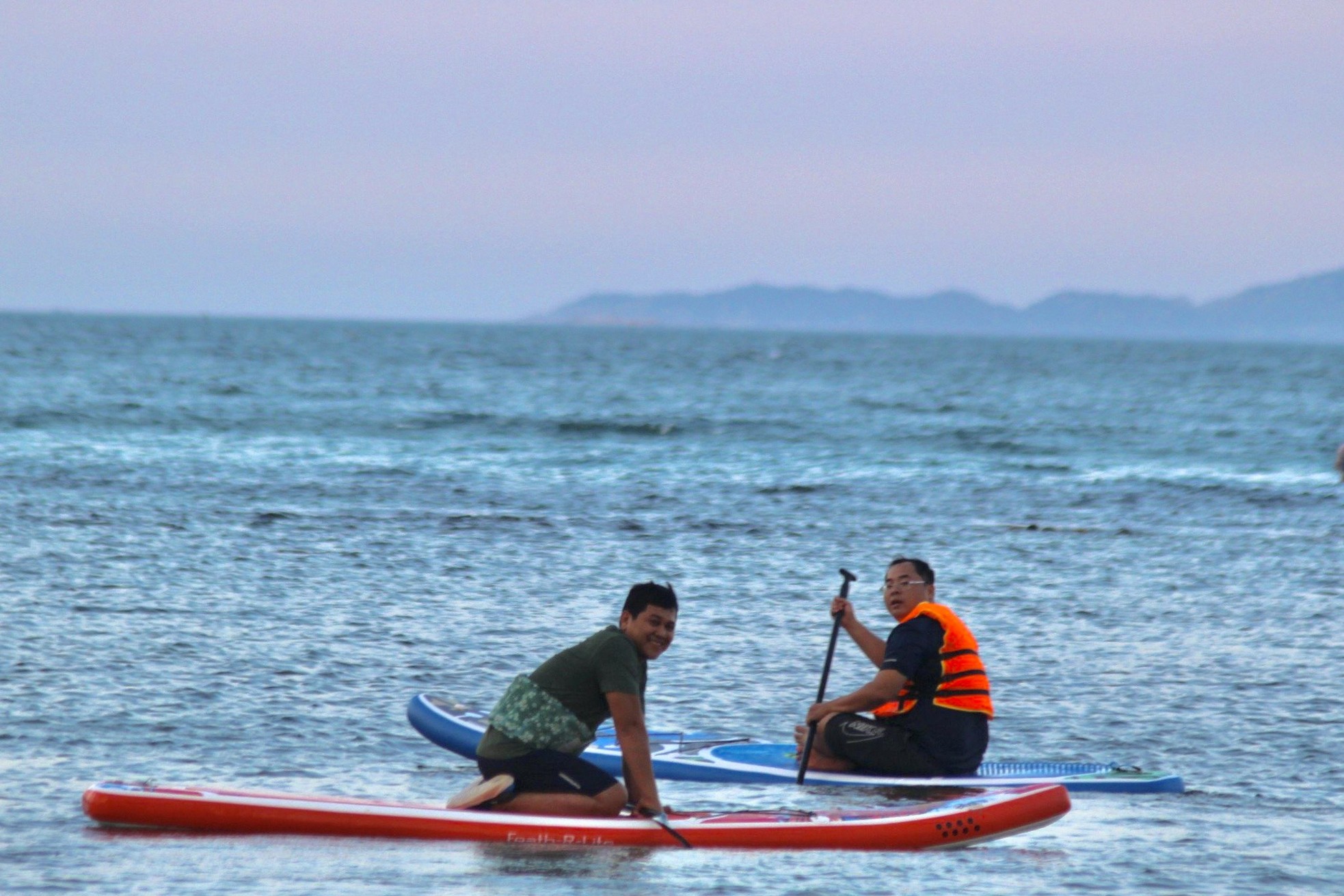 Du khách đổ ra biển Nha Trang trải nghiệm cảnh tượng chỉ có trên tivi - Ảnh 10.