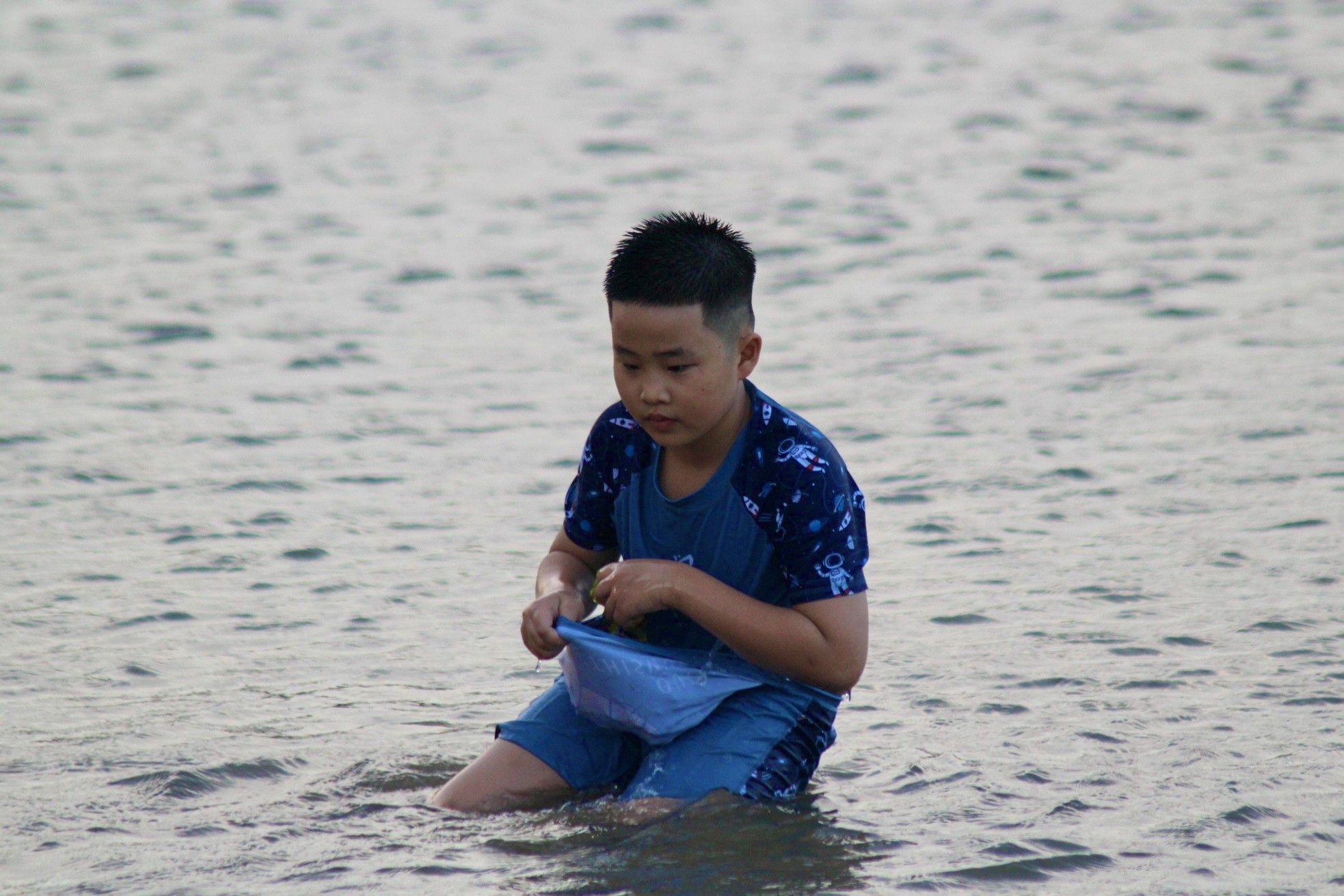 Du khách đổ ra biển Nha Trang trải nghiệm cảnh tượng chỉ có trên tivi - Ảnh 8.