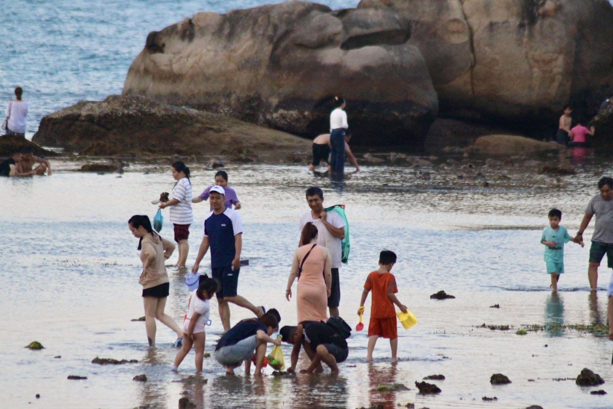 Du khách đổ ra biển Nha Trang trải nghiệm cảnh tượng chỉ có trên tivi - Ảnh 7.