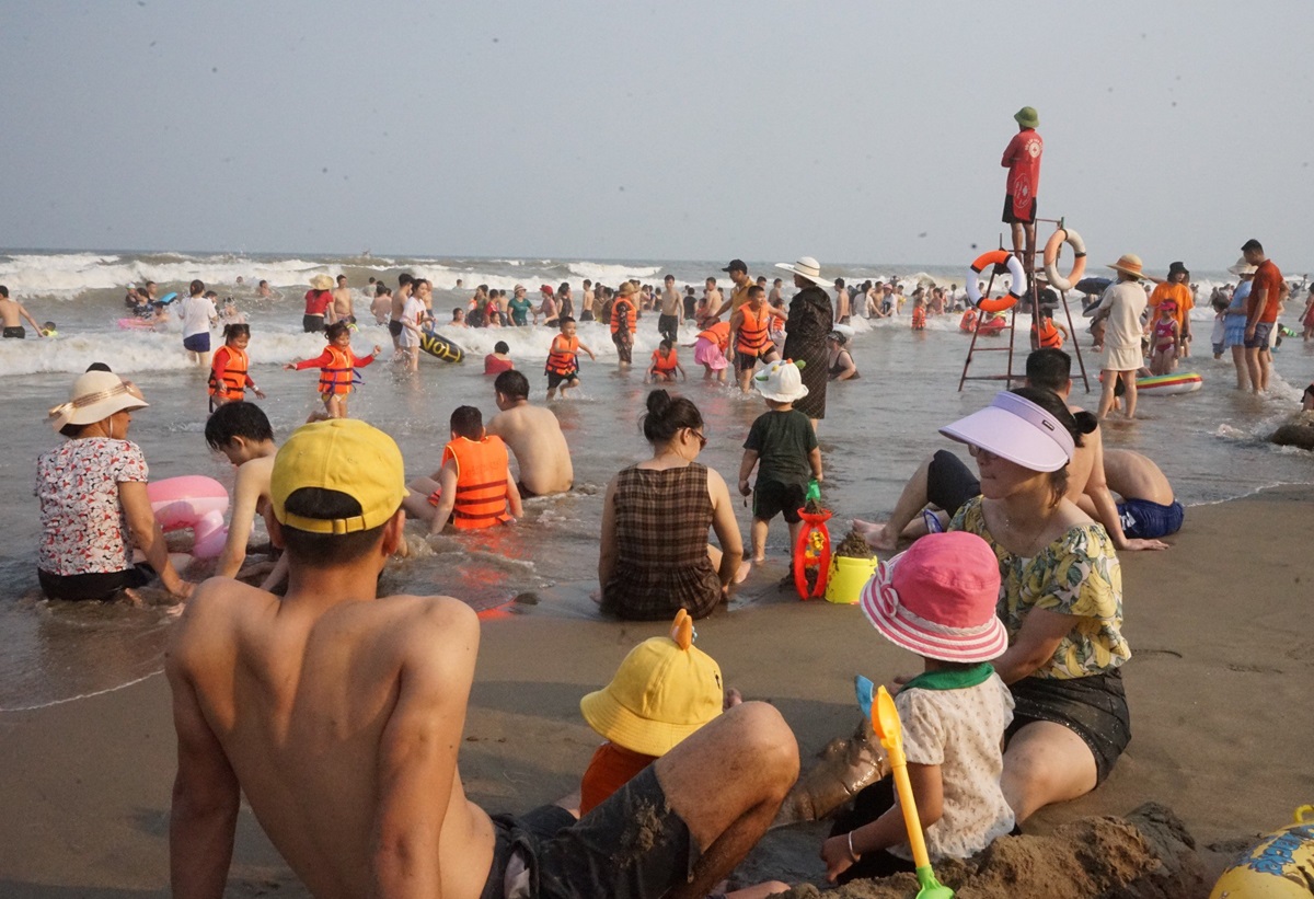 Biển Sầm Sơn "ken đặc" du khách tắm biển- Ảnh 6. Biển Sầm Sơn "ken đặc" du khách tắm biển- Ảnh 6.