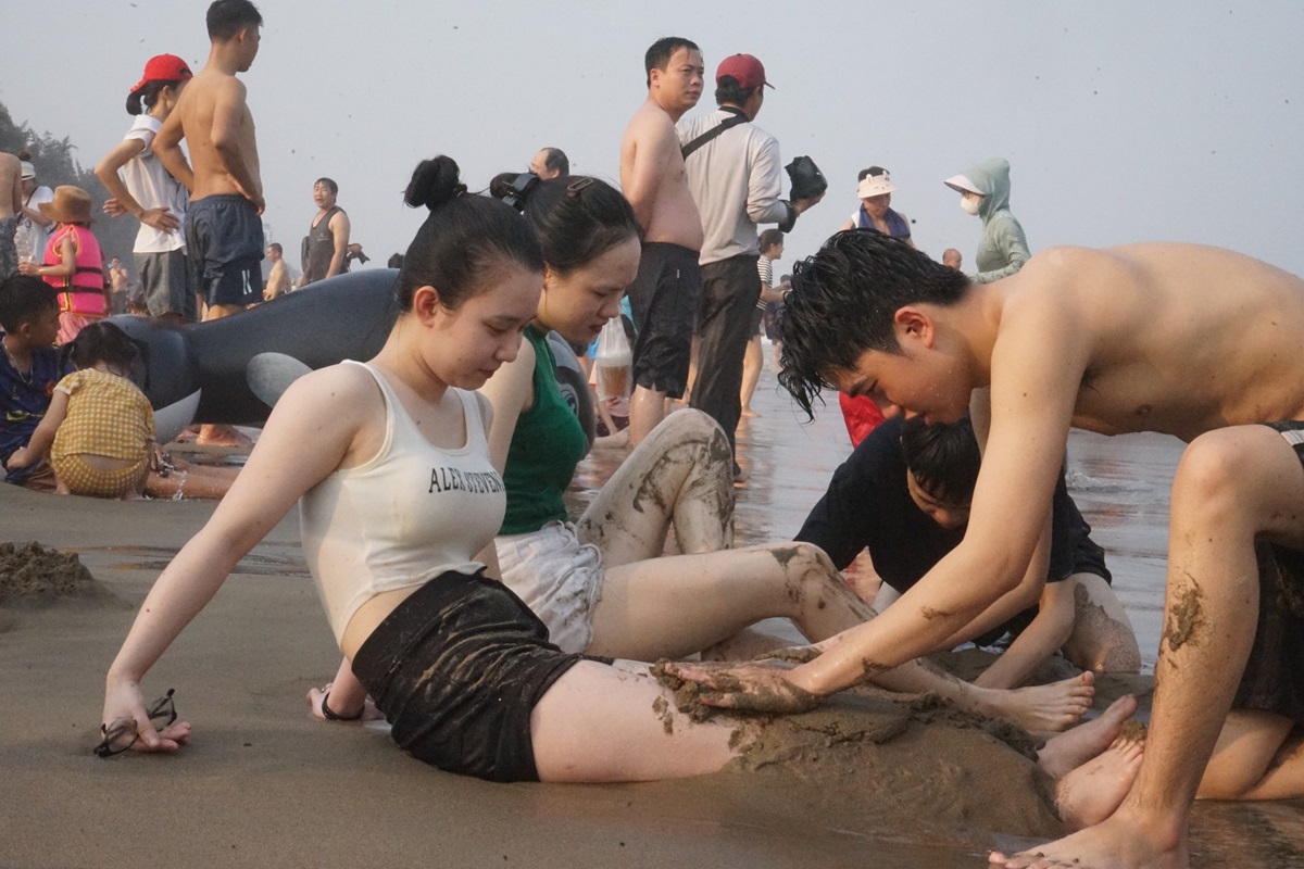 Biển Sầm Sơn "ken đặc" du khách tắm biển- Ảnh 7. Biển Sầm Sơn "ken đặc" du khách tắm biển- Ảnh 7.