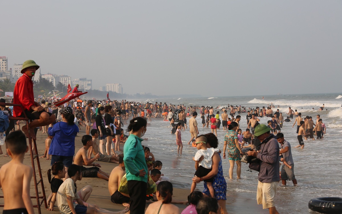 Biển Sầm Sơn &quot;ken đặc&quot; du khách tắm biển- Ảnh 11.