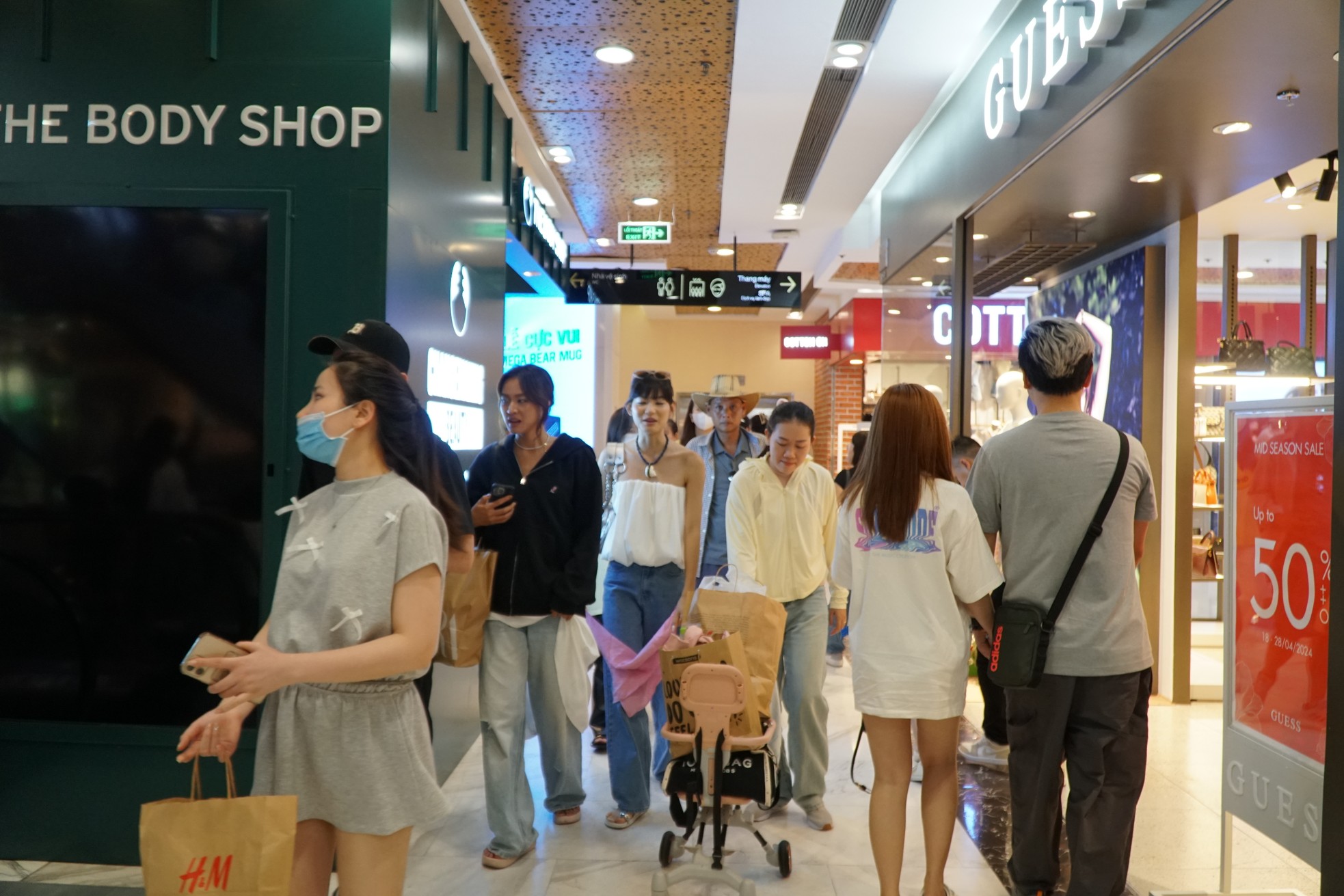 Nắng nóng rát mặt, người dân TPHCM đổ xô đến trung tâm thương mại - Ảnh 1. Nắng nóng rát mặt, người dân TPHCM đổ xô đến trung tâm thương mại - Ảnh 1.