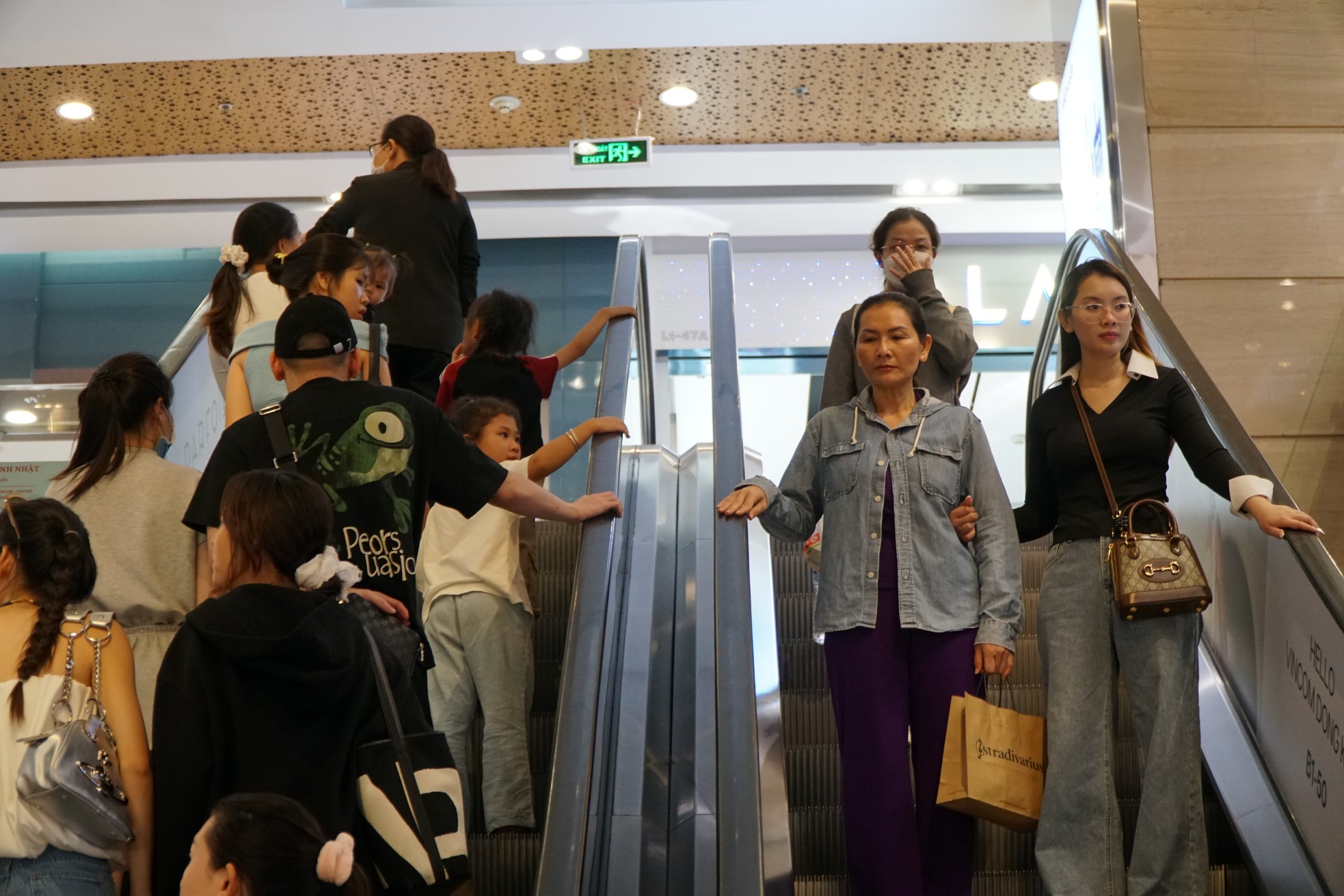 Nắng nóng rát mặt, người dân TPHCM đổ xô đến trung tâm thương mại - Ảnh 3. Nắng nóng rát mặt, người dân TPHCM đổ xô đến trung tâm thương mại - Ảnh 3.
