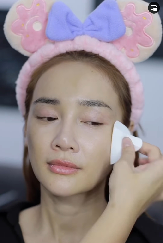 Nhã Phương gây bàn tán vì trang điểm đậm, làm tóc công phu chỉ để chạy bộ - Ảnh 2. Nhã Phương gây bàn tán vì trang điểm đậm, làm tóc công phu chỉ để chạy bộ - Ảnh 2.
