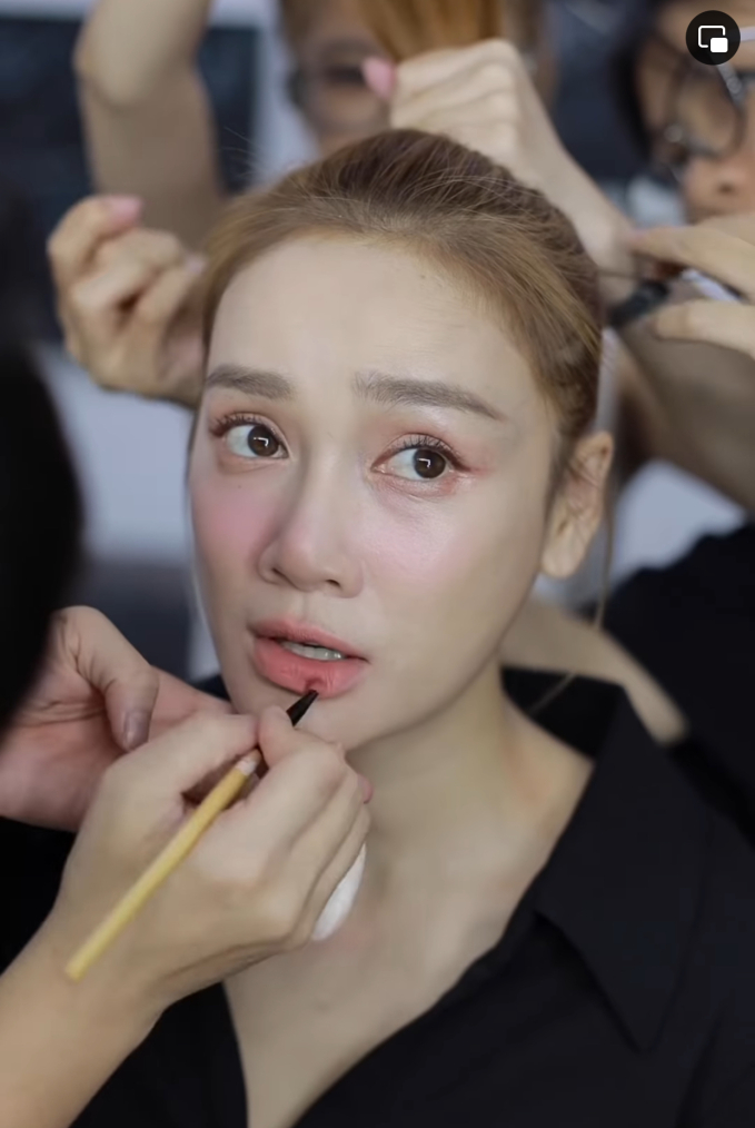 Nhã Phương gây bàn tán vì trang điểm đậm, làm tóc công phu chỉ để chạy bộ - Ảnh 3. Nhã Phương gây bàn tán vì trang điểm đậm, làm tóc công phu chỉ để chạy bộ - Ảnh 3.