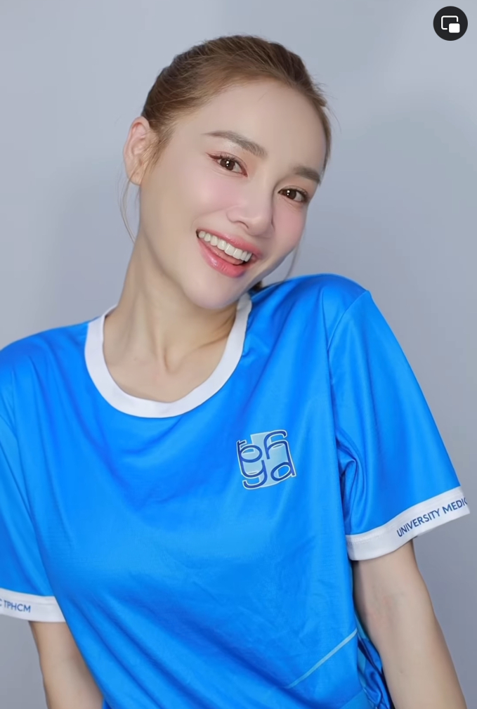 Nhã Phương gây bàn tán vì trang điểm đậm, làm tóc công phu chỉ để chạy bộ - Ảnh 4. Nhã Phương gây bàn tán vì trang điểm đậm, làm tóc công phu chỉ để chạy bộ - Ảnh 4.