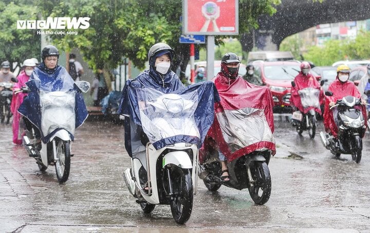 Không khí lạnh sắp tràn về, chấm dứt đợt nắng nóng chưa từng có trong 10 năm qua - Ảnh 1.