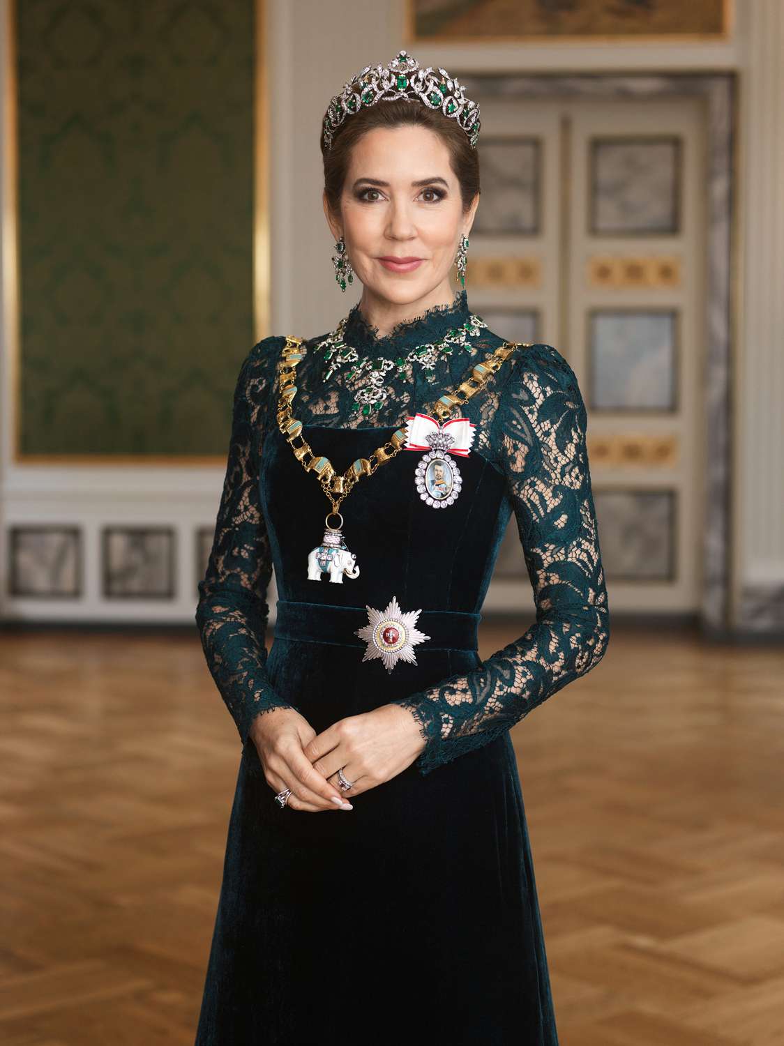 Chân dung tuyệt đẹp của Vương hậu Mary gợi nhớ đến Vương phi Kate, xứng danh 2 biểu tượng thời trang hoàng gia hiện đại- Ảnh 1. Chân dung tuyệt đẹp của Vương hậu Mary gợi nhớ đến Vương phi Kate, xứng danh 2 biểu tượng thời trang hoàng gia hiện đại- Ảnh 1.