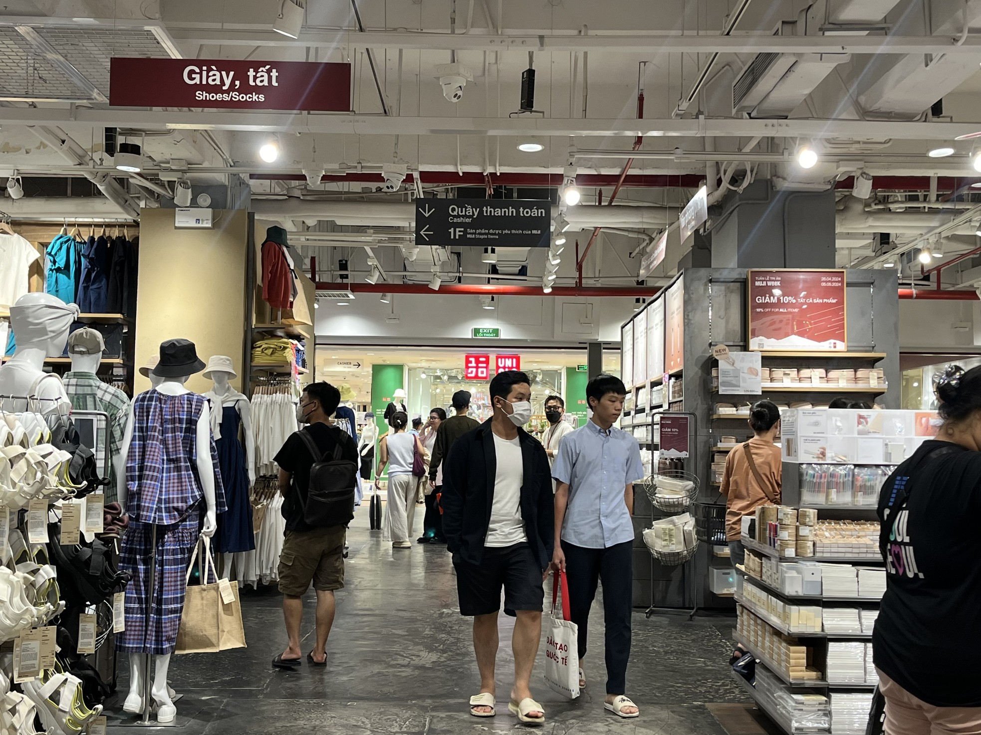 Nắng nóng rát mặt, người dân TPHCM đổ xô đến trung tâm thương mại - Ảnh 12. Nắng nóng rát mặt, người dân TPHCM đổ xô đến trung tâm thương mại - Ảnh 12.