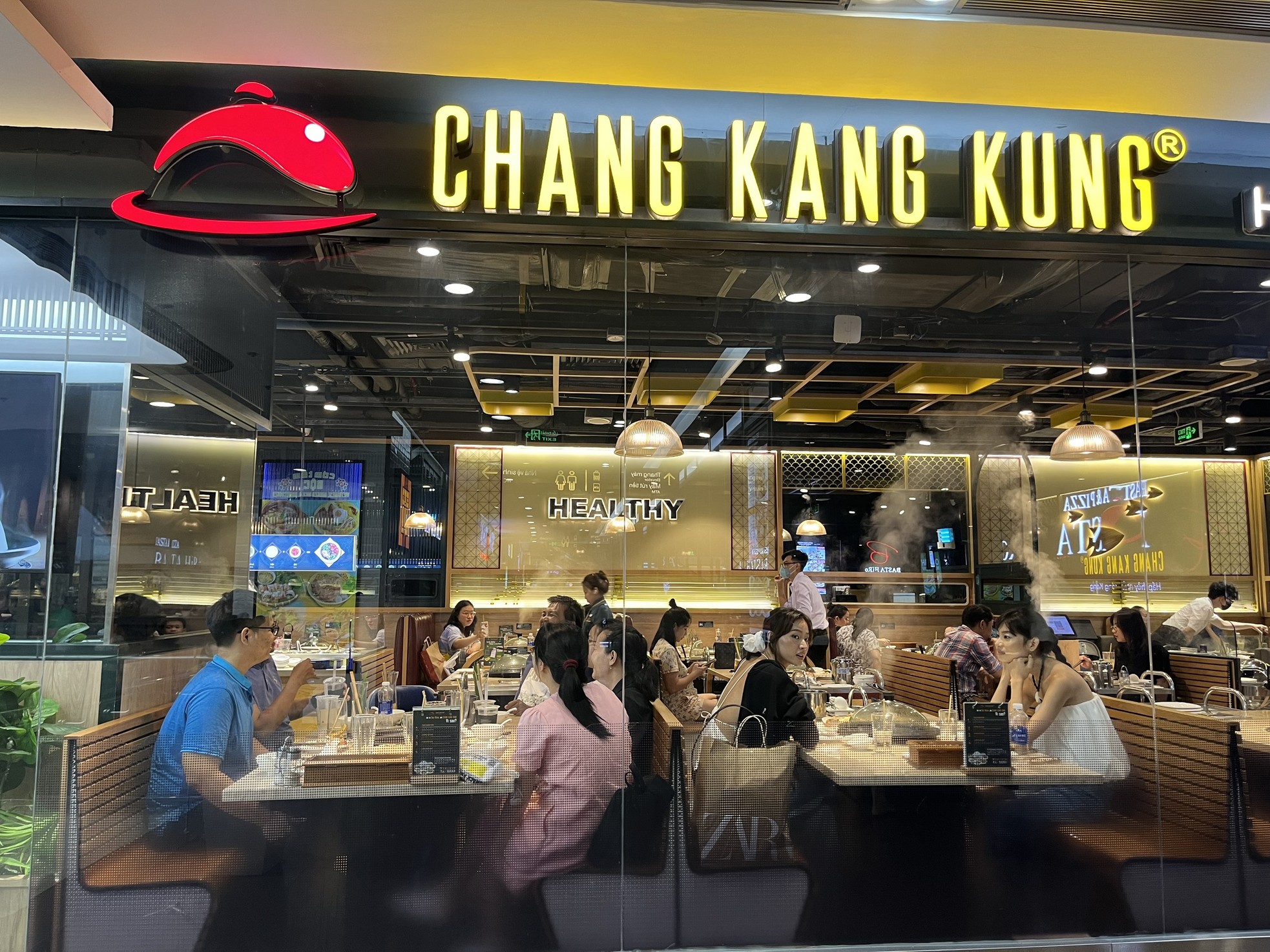 Nắng nóng rát mặt, người dân TPHCM đổ xô đến trung tâm thương mại - Ảnh 11. Nắng nóng rát mặt, người dân TPHCM đổ xô đến trung tâm thương mại - Ảnh 11.