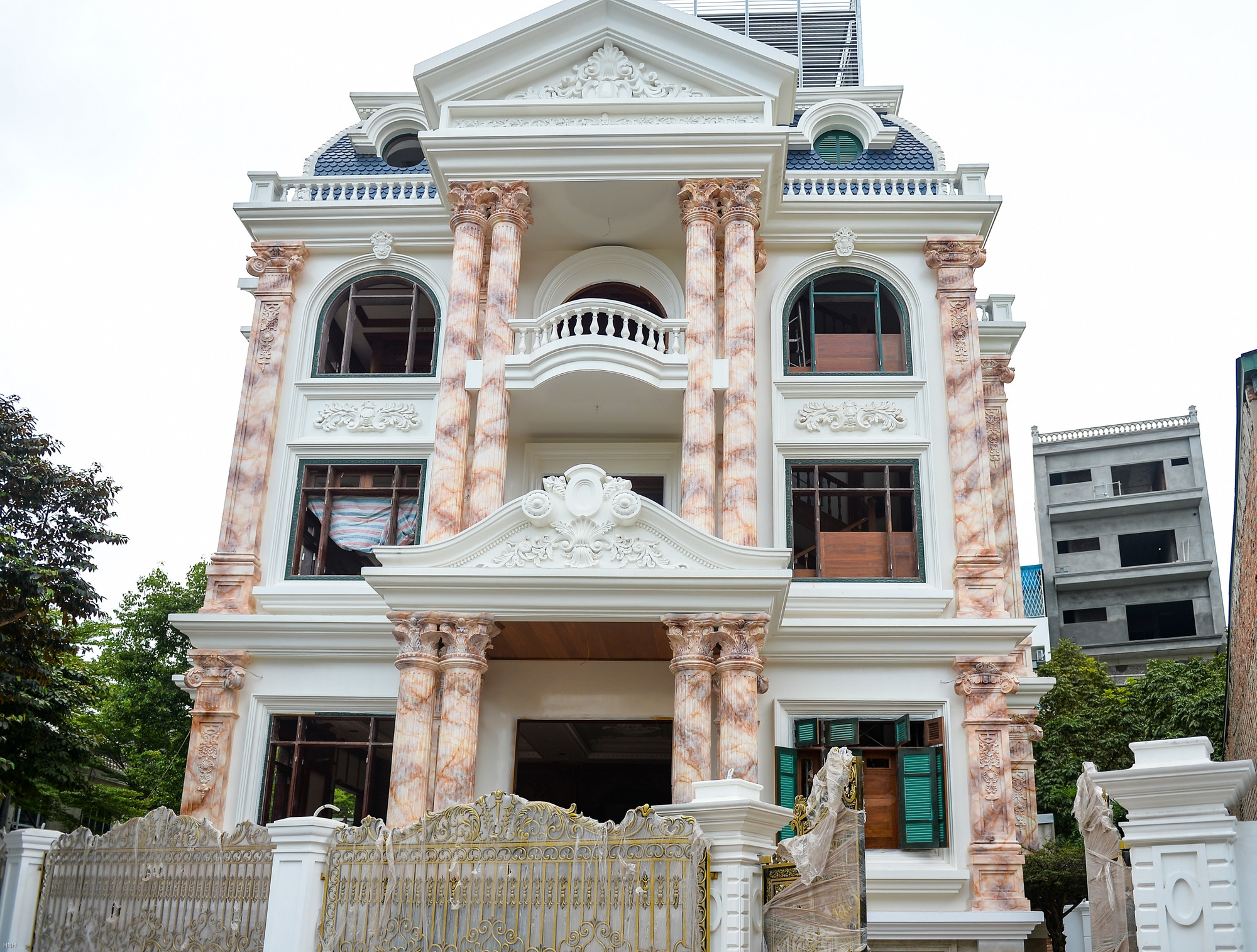 Ngôi làng "đại gia" ngay sát Hà Nội: Biệt thự mọc lên như nấm, dân tình đa phần đi buôn vải mà giàu - Ảnh 12. Ngôi làng "đại gia" ngay sát Hà Nội: Biệt thự mọc lên như nấm, dân tình đa phần đi buôn vải mà giàu - Ảnh 12.