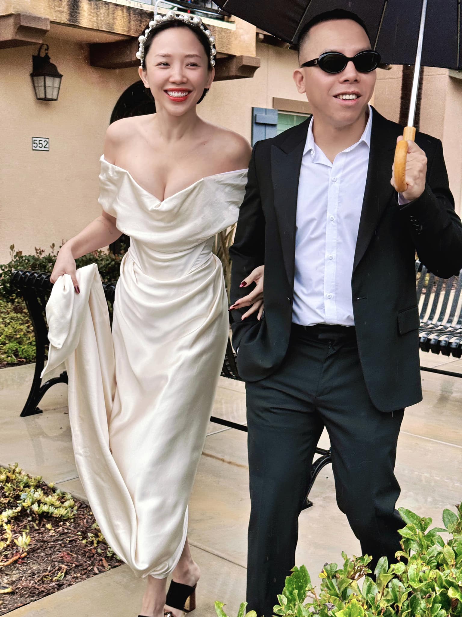 Hé lộ bức ảnh duy nhất trong lễ ăn hỏi riêng tư cặp đôi Vbiz tại Hà Nội, nhan sắc cô dâu gây chú ý- Ảnh 4. Hé lộ bức ảnh duy nhất trong lễ ăn hỏi riêng tư cặp đôi Vbiz tại Hà Nội, nhan sắc cô dâu gây chú ý- Ảnh 4.