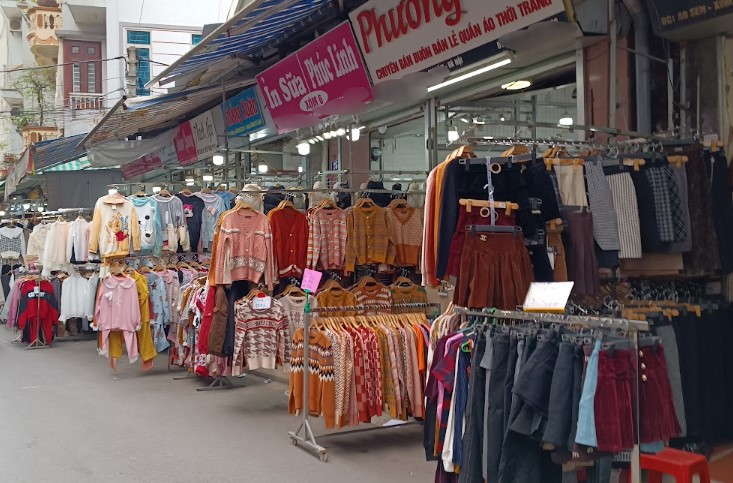 Ngôi làng "đại gia" ngay sát Hà Nội: Biệt thự mọc lên như nấm, dân tình đa phần đi buôn vải mà - Ảnh 2. Ngôi làng "đại gia" ngay sát Hà Nội: Biệt thự mọc lên như nấm, dân tình đa phần đi buôn vải mà - Ảnh 2.
