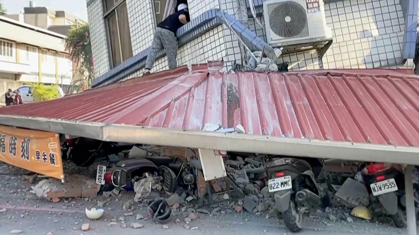 Nhà cửa rung lắc dữ dội, đường sụt lún do động đất tại Đài Loan - Ảnh 3.