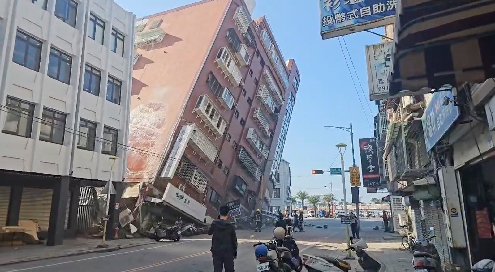 Nhà cửa rung lắc dữ dội, đường sụt lún do động đất tại Đài Loan - Ảnh 5.