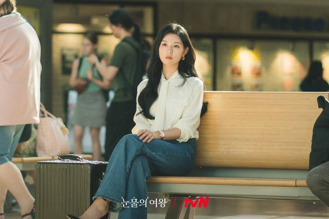 10 set áo sơ mi đẹp long lanh của Kim Ji Won, chị em nên tham khảo nếu muốn mặc sang hơn - Ảnh 9.