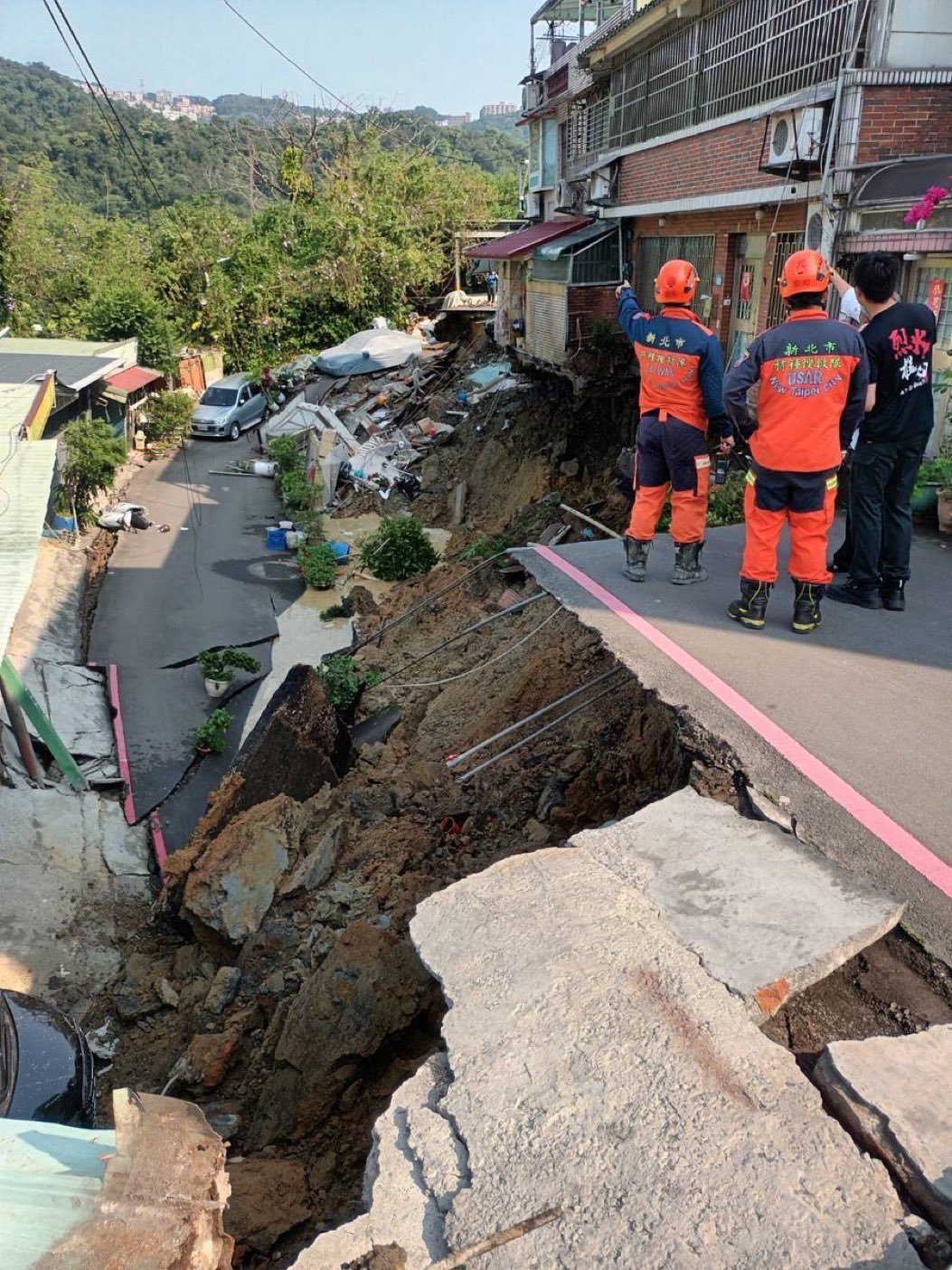 Động đất kinh hoàng tại Đài Loan: Tàu điện trên cao rung lắc dữ dội, hành khách sợ hãi chống chọi với rung chấn- Ảnh 2.