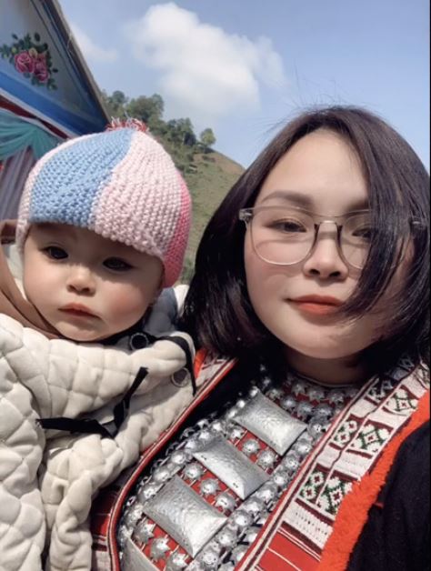 Nữ shipper địu con 1 tuổi rong ruổi mưu sinh: Chạy xe 16 tiếng/ngày, mưa hay nắng cũng đưa con theo cùng - Ảnh 2. Nữ shipper địu con 1 tuổi rong ruổi mưu sinh: Chạy xe 16 tiếng/ngày, mưa hay nắng cũng đưa con theo cùng - Ảnh 2.