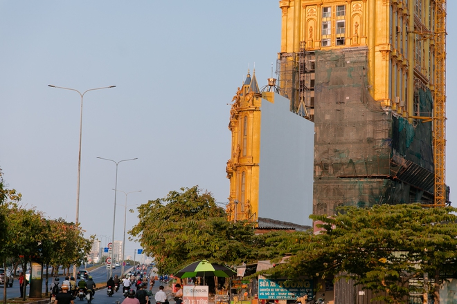 Ngắm tận mắt toà lâu đài siêu mỏng dị biệt nhất TP HCM lúc này: Công dụng thật sự được bà hàng xóm &quot;giải mã&quot;! - Ảnh 3.